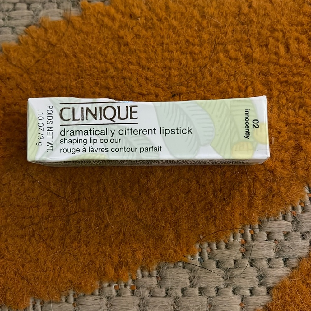 NIB Clinique Dramatically Different Lipstick Shaping Lip Colour -02 Innocently